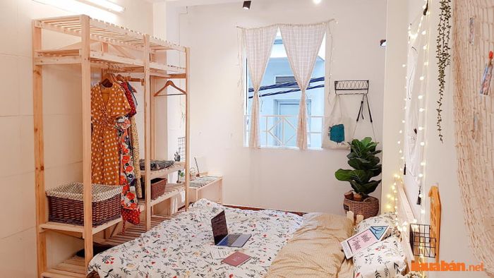 Khi nhắc đến những vật dụng thiết yếu trong nhà trọ, tủ quần áo và giá treo là điều không thể thiếu.