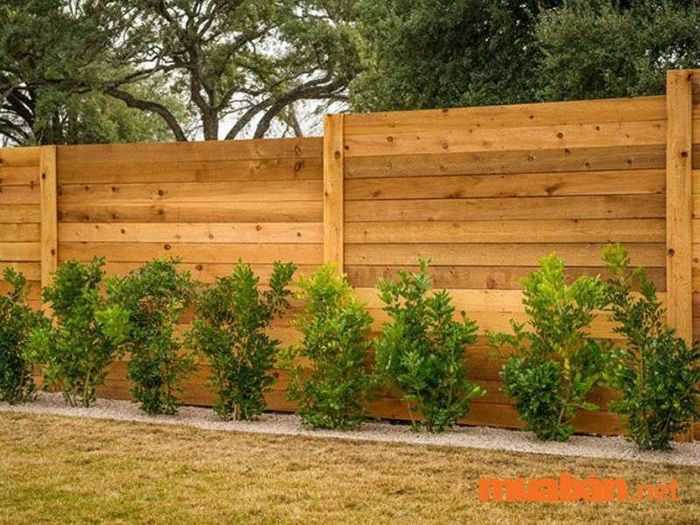 Hàng rào biệt thự bằng gỗ hoặc giả gỗ