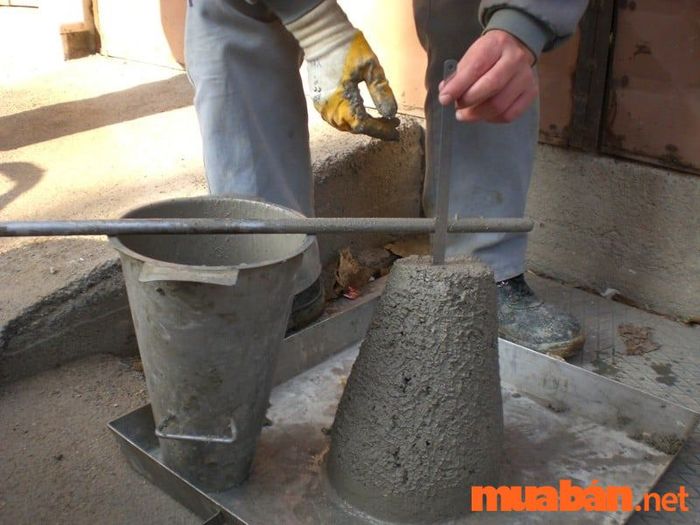 Độ sụt còn có thể được hiểu là mức độ lỏng của hỗn hợp bê tông.