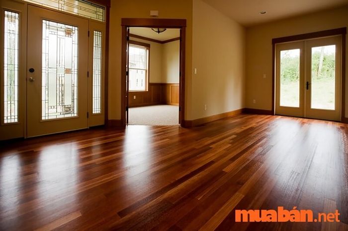 Gỗ tự nhiên là một lựa chọn tuyệt vời cho vật liệu lót sàn nhà.