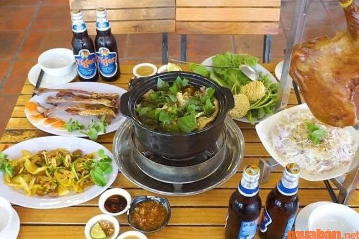 Lẩu dê tại quán Tuấn Hưng vừa đậm đà vừa không có mùi hôi, dễ ăn.