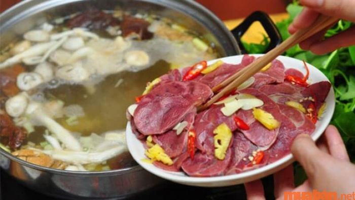 Lẩu hải sản tại 399 Tây Thạnh mang đến hương vị thơm ngon khó quên.