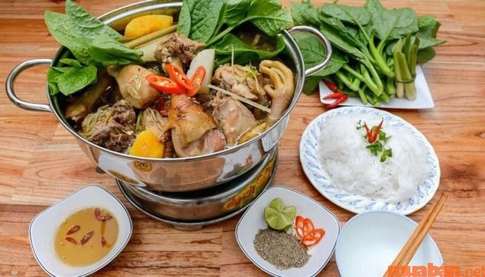 Quán lẩu Tân Phú nổi tiếng với món lẩu gà Bình Dân có giá cực kỳ hợp lý.