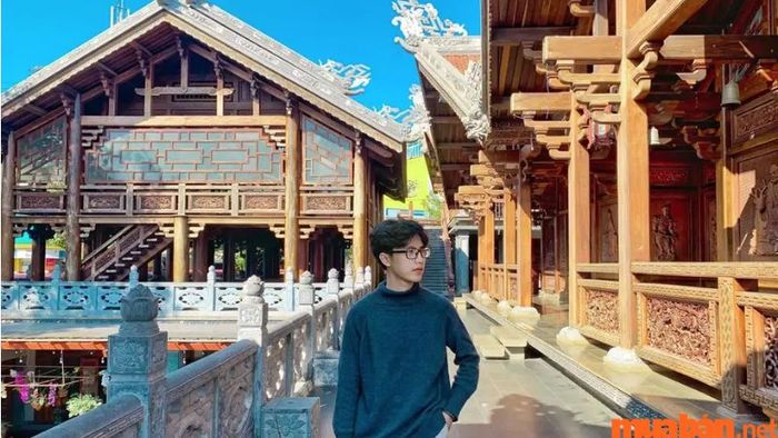 Chụp ảnh check-in tại chùa