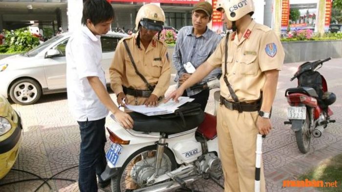 Mức phạt khi điều khiển phương tiện mà không có bằng lái xe A2 là bao nhiêu?