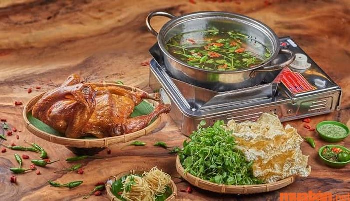 Lẩu gà ớt hiểm 109 nổi bật với nước lẩu cay nồng và hương thơm đặc trưng.