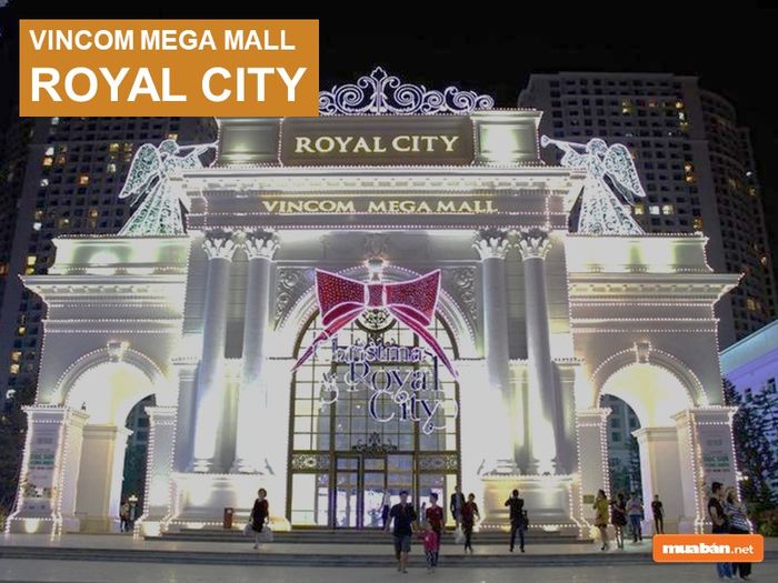 Vincom Mega Mall Royal City vào ban đêm