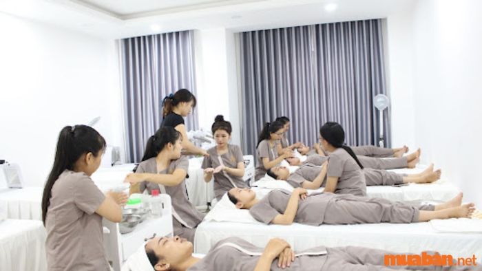 Những công việc lương cao cho nữ không cần bằng cấp - Nhân viên spa chăm sóc sắc đẹp