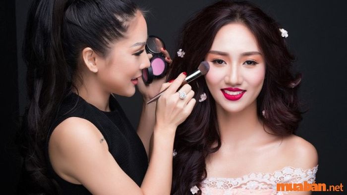 Những công việc lương cao cho nữ không cần bằng cấp - Thợ make up
