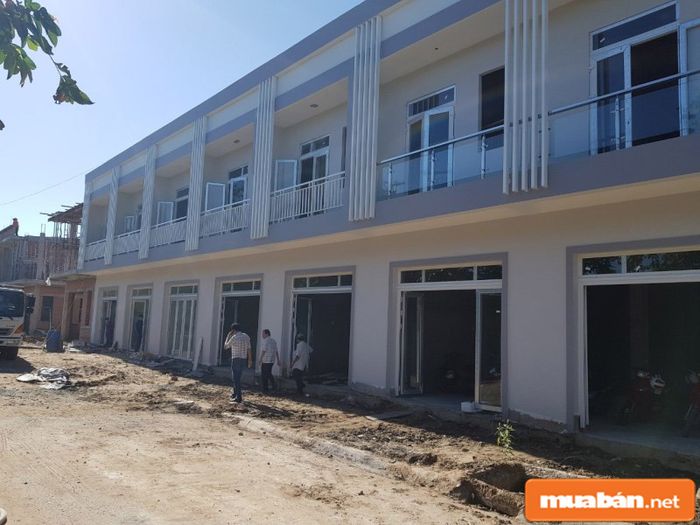 Các công trình nhà ở đang được xây dựng gần chợ Bình Chánh