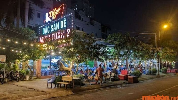 Tại quán Minh Tuấn, bạn sẽ được thưởng thức thịt dê nguyên chất, tươi ngon và sạch sẽ.