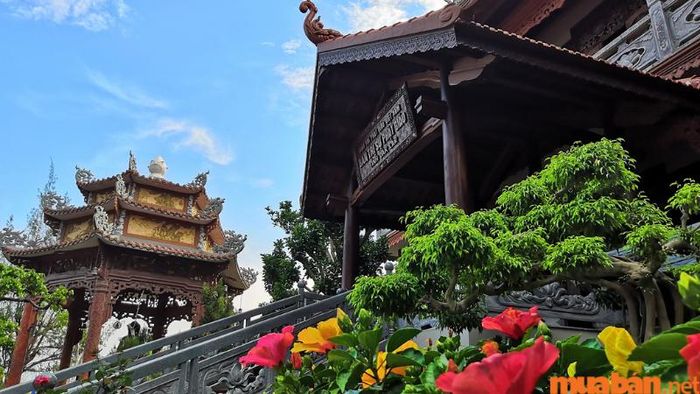 Chùa Sắc Tứ Khải Đoan tự hào với vẻ vững chãi và cổ kính