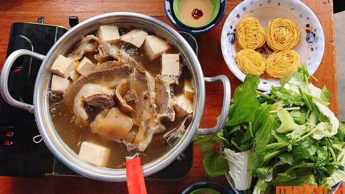 Cùng thưởng thức hương vị thơm ngon từ lẩu của Nhật Tú.