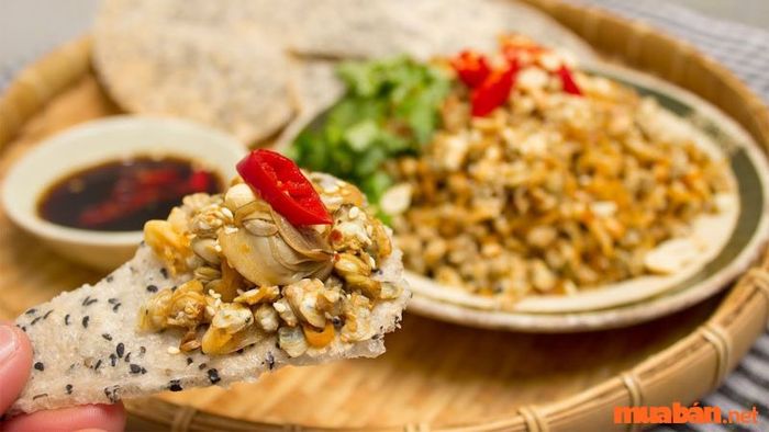 Hến xúc bánh tráng nổi tiếng