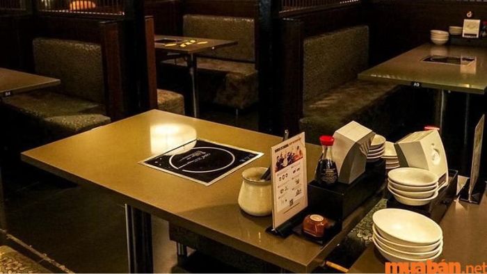 Không gian được thiết kế hiện đại tại Daruma – địa điểm lẩu nổi tiếng ở Cầu Giấy.