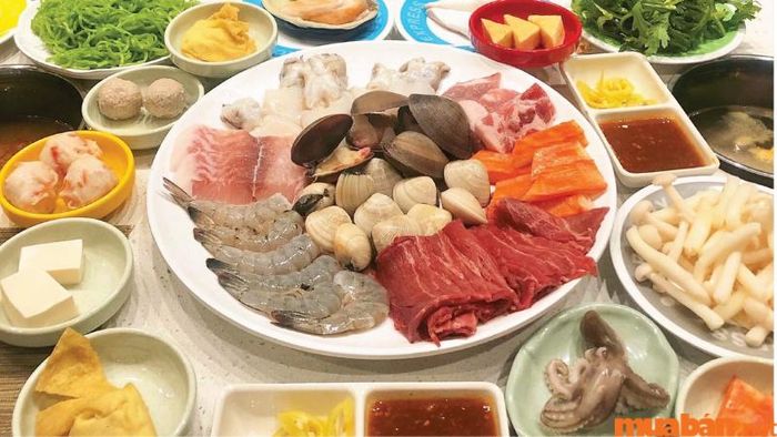 Lẩu băng chuyền tại Kichi Kichi sở hữu hàng chục món nhúng phong phú khác nhau.