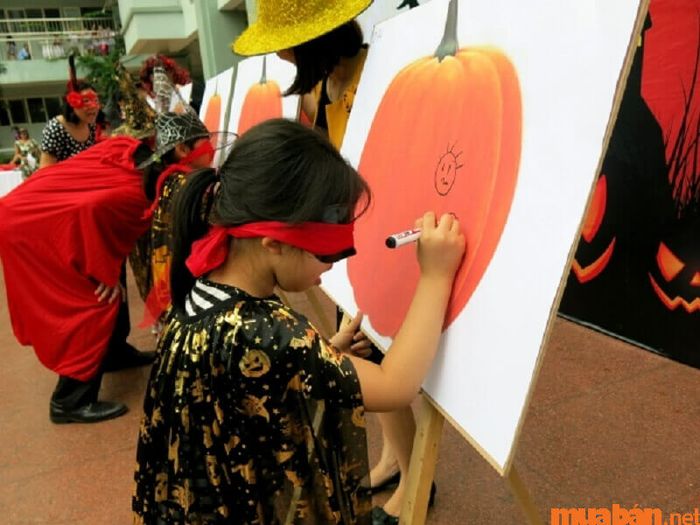 Các trò chơi Halloween - Bịt mắt vẽ mặt cho bí ngô