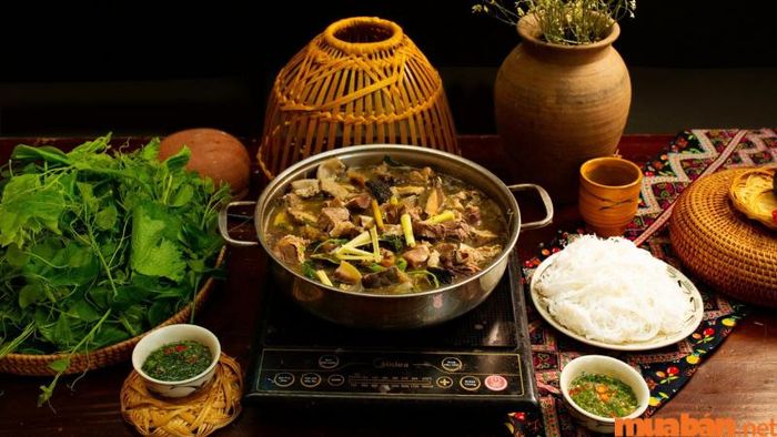 Món lẩu được nhiều thực khách yêu thích nhất tại đây là lẩu ếch đồng măng cay.