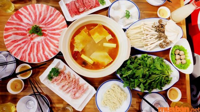 Khi đến với quán Sừng Quăn, bạn sẽ được trải nghiệm món lẩu sừng dê nổi tiếng với hương vị tuyệt hảo.