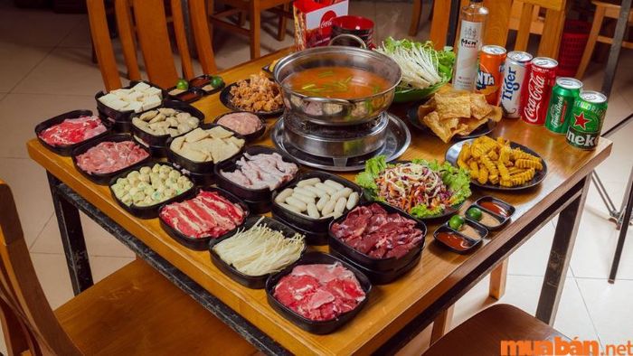 Nighteen Rooftop Hotpot - Quán lẩu hấp dẫn tại Cầu Giấy với thực đơn lẩu phong phú.