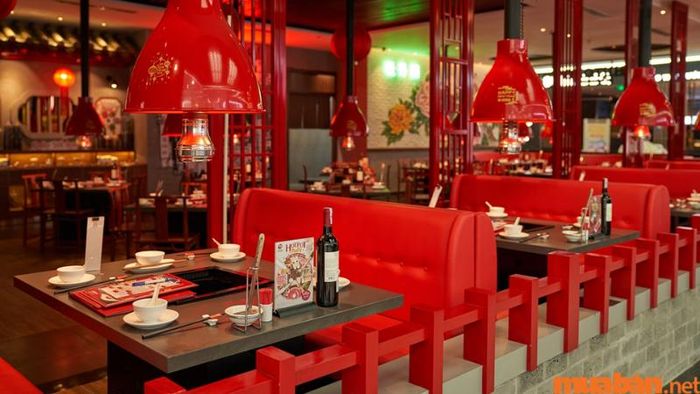 Không gian của nhà hàng được chăm chút với những màu sắc dịu nhẹ, tạo cảm giác thư giãn.