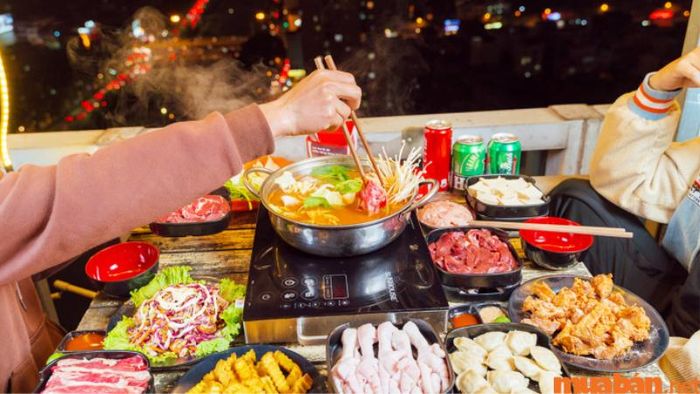 Quán lẩu ngon tại Cầu Giấy - Nước lẩu tại Hotpot Story được chế biến theo công thức đặc trưng.