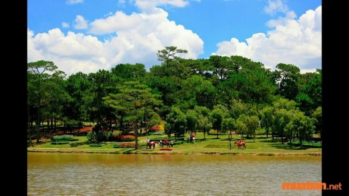 Du lịch và thưởng thức cảnh đẹp thiên nhiên tại hồ Than Thở