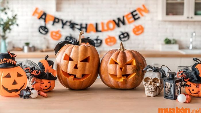 Nhận quà từ bí ngô Halloween
