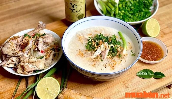 Cháo gà Hà Nội là một trong những món bạn nên nếm thử