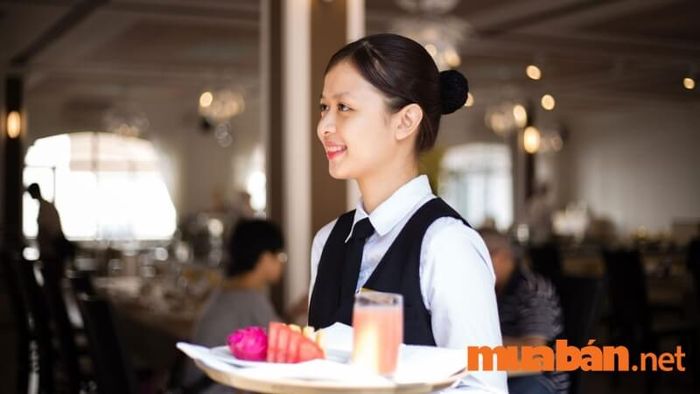 Nhiều sinh viên lựa chọn làm phục vụ tại các quán cà phê và nhà hàng.