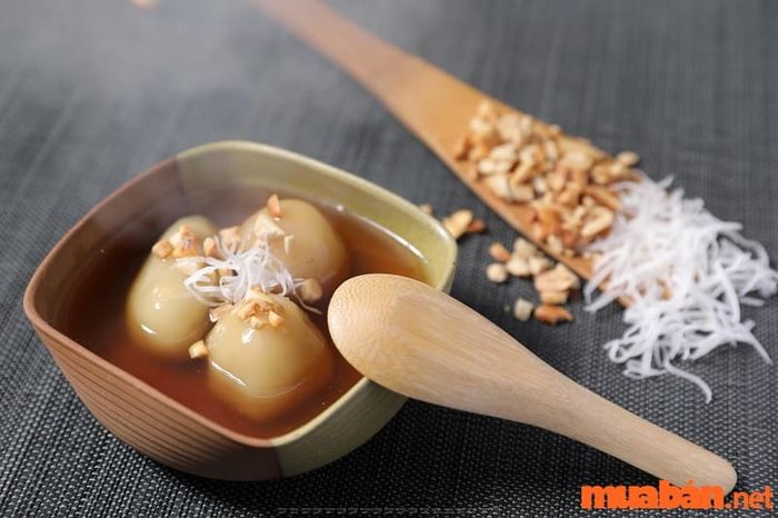 Bánh được nấu rất mềm, dễ cắt thành từng miếng nhỏ.