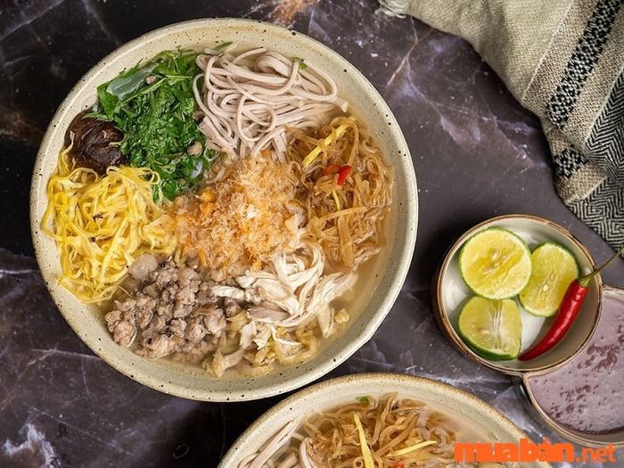 Bún thang là một món ăn đặc trưng của Hà Nội mà bạn nên thưởng thức.