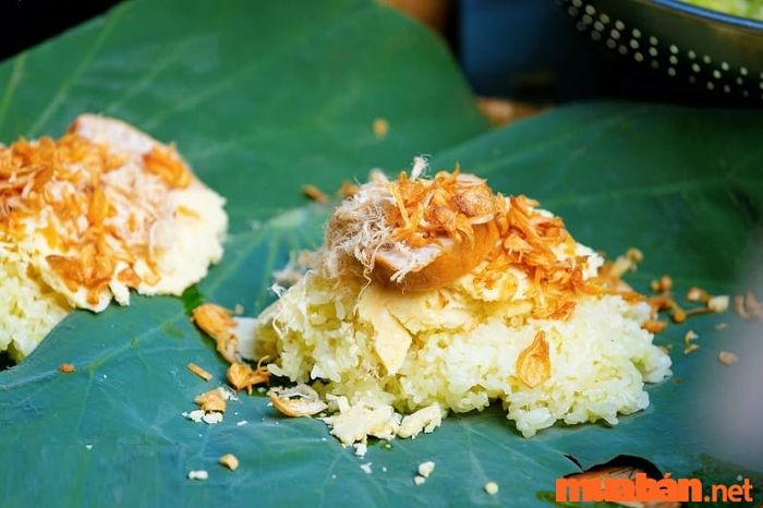 Hãy thử món xôi xéo lá sen nếu bạn chưa biết hôm nay ăn gì ở Hà Nội nhé!