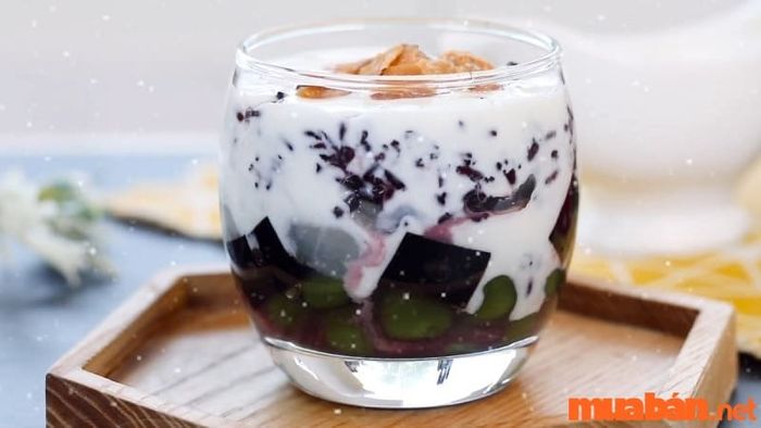 Sữa chua nếp cẩm là một món không thể thiếu trong danh sách hôm nay ăn gì ở Hà Nội khi bạn đi du lịch.