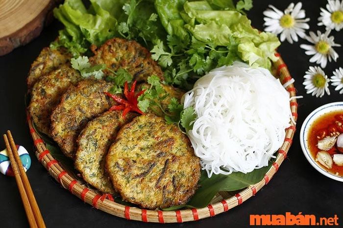 Chả rươi có lớp vỏ giòn nhưng bên trong thì béo ngậy và thơm phức.