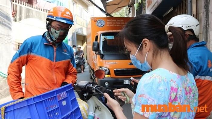 Công việc nhân viên giao hàng (shipper) là một trong những lựa chọn làm thêm dễ dàng nhất cho sinh viên.