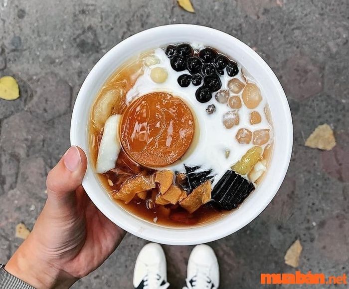 Món tào phớ đã trở thành một phần quen thuộc của ẩm thực Hà Nội nhờ sự kết hợp với bánh flan.