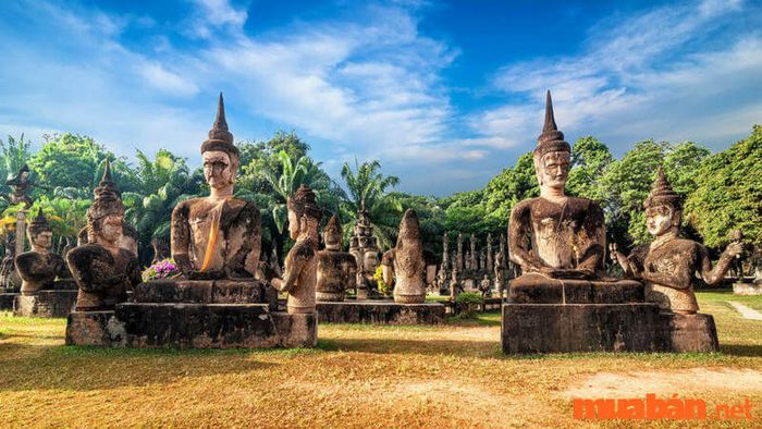Vườn tượng Phật trưng bày đa dạng các tác phẩm tượng Phật cùng những hình ảnh của các vị thần Hindu.