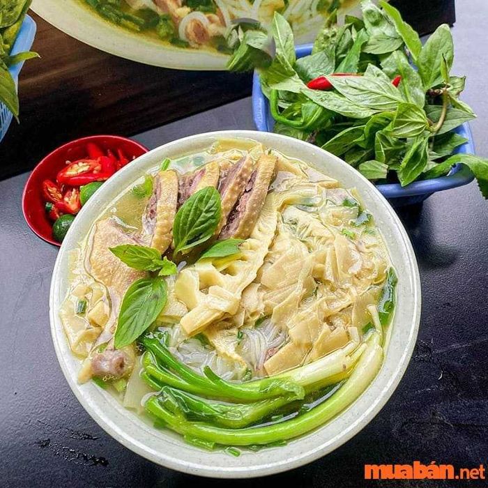 Bún ngan được chế biến từ thịt ngan, mang đến vị béo ngậy hòa quyện với măng tươi và nấm.