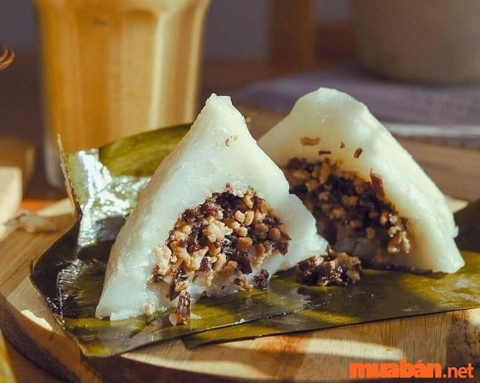 Nếu bạn đang phân vân không biết hôm nay ăn gì ở Hà Nội, hãy thử món bánh giò này nhé!