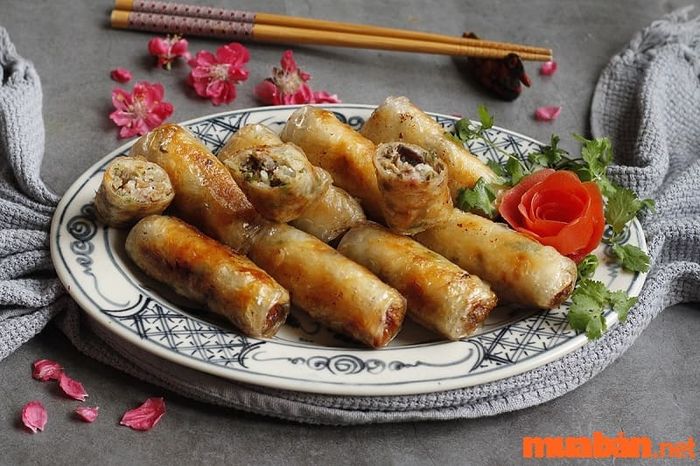 Nếu đang phân vân hôm nay ăn gì ở Hà Nội, đừng quên thử món chả giò đậm đà hương vị Thủ đô.