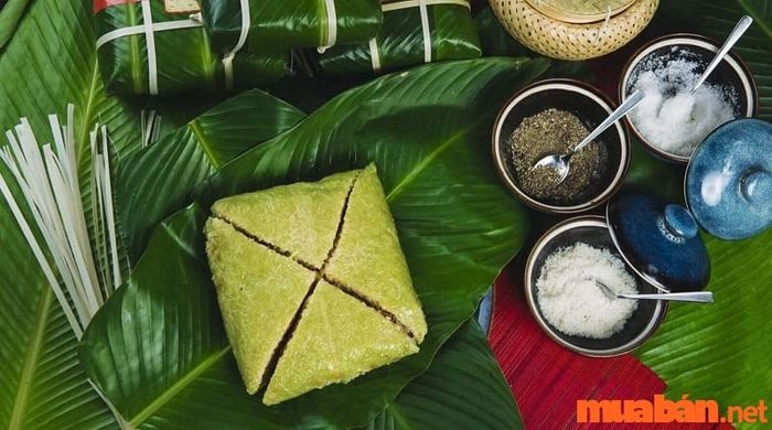 Những chiếc bánh chưng được gói bằng tay với hình dáng vuông vắn và sắc nét.