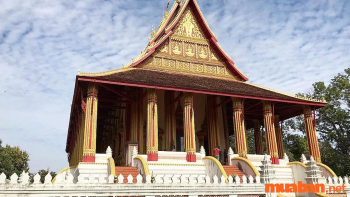 Một trong những trải nghiệm không thể thiếu khi du lịch Lào là ghé thăm chùa Phra Keo.