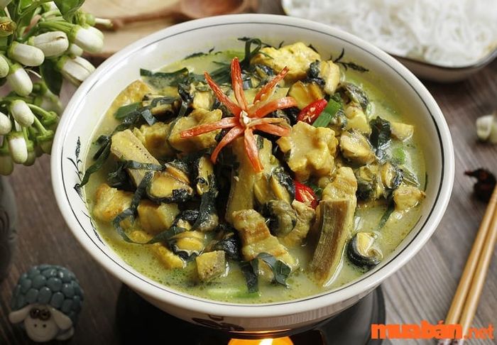 Món ốc om chuối đậu là một món ăn bạn nên thêm vào danh sách hôm nay ăn gì ở Hà Nội.