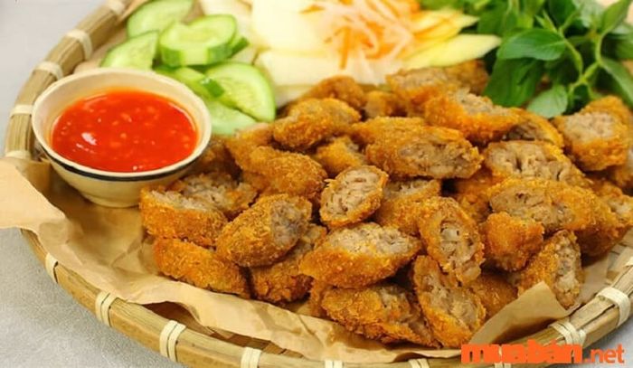 Hôm nay ăn gì ở Hà Nội? - Đừng bỏ lỡ món nem chua rán hấp dẫn này!