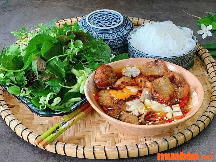 Bún chả Hà Nội cũng là một món ăn đáng để thêm vào danh sách hôm nay ăn gì ở Hà Nội.