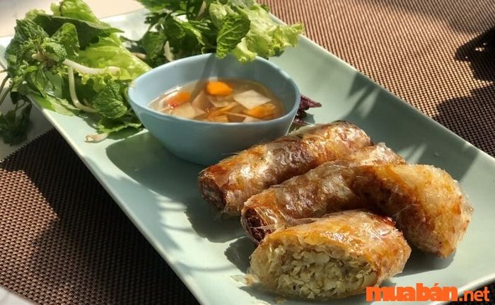 Nem cua bể ở Hà Nội được chế biến rất cầu kỳ.