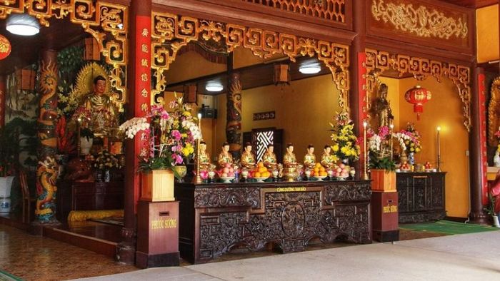 Khu vực bên trong chánh điện Chùa Linh Quang