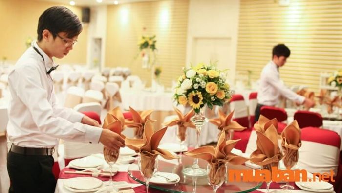 Chạy bàn tiệc cưới là một trong những lựa chọn việc làm thêm phổ biến dành cho sinh viên hiện nay.