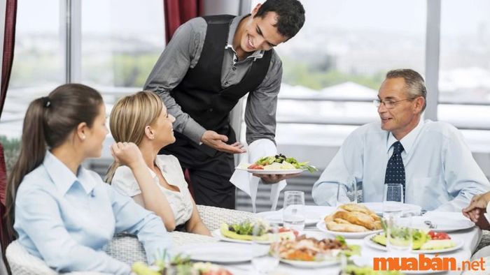 Nhiệm vụ xử lý sự cố và phàn nàn trong mô tả công việc giám sát nhà hàng